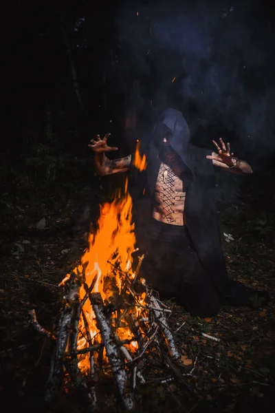 Čaroděj Značkami Těle Lese — Stock fotografie