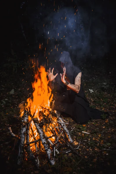 Čaroděj Značkami Těle Lese — Stock fotografie