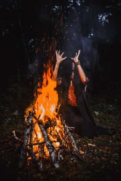 Čaroděj Značkami Těle Lese — Stock fotografie