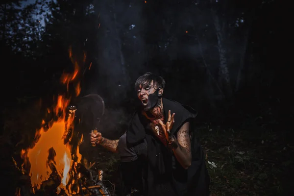 Sorcier Avec Des Marques Sur Son Corps Dans Forêt — Photo