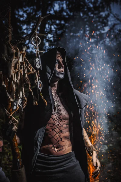 森の中で彼の体にマークを持つ魔術師 — ストック写真