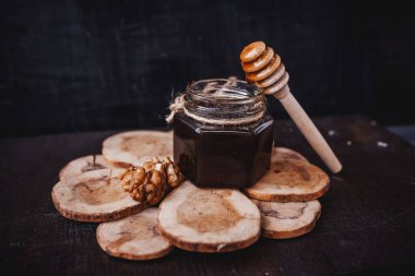 Koyu bir arka planda bal arısı