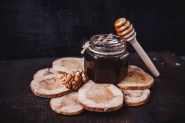 Koyu bir arka planda bal arısı