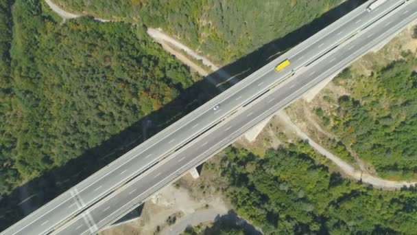 Vista superior da ponte da estrada com caminhão amarelo e branco dirigindo ao longo — Vídeo de Stock