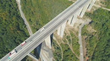 Trafik çok karayolu köprüsü havadan drone görünümü. Yalak Otoyol Köprüsü'nü Geçen Kamyonlar