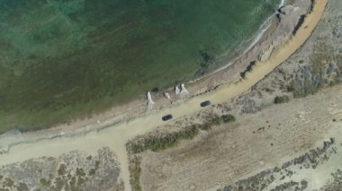 Lemnos kayalık plajda çöken sakin turkuaz dalgalar, Yunanistan