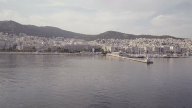 Kavala, Yunanistan'da sakin deniz yüzeyinin üzerinde uçan martılar