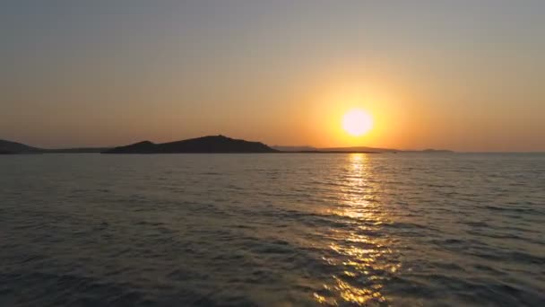 Goldener Sonnenuntergang über Meer und Insel, Sonnenpfad, der sich von der Meeresoberfläche reflektiert — Stockvideo