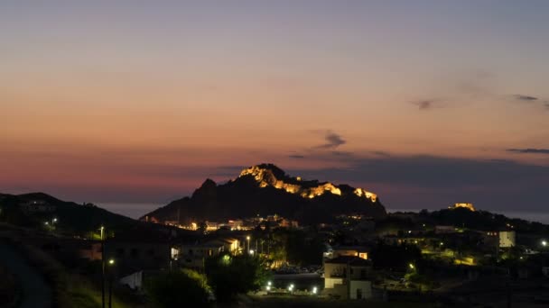 Tid förflutit Nightfall i Myrina, Grekland med natursköna lampor på bysantinska slottet i Lemnos — Stockvideo