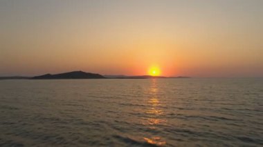 Gün batımında deniz güneş ışınları ile yansıması suda bir yol oluşturma