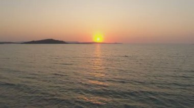 Güzel gün batımı veya deniz üzerinde gündoğumu, havadan görünüm.