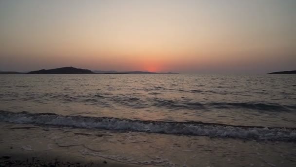 Yavaş çekim, Yunanistan'da kırmızı gün batımı ile plajda çöken dalgaların yakın görünümü — Stok video