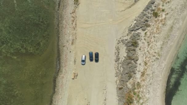 Widok z góry na samochody zaparkowane na wybrzeżu w Lemnos, Grecja — Wideo stockowe