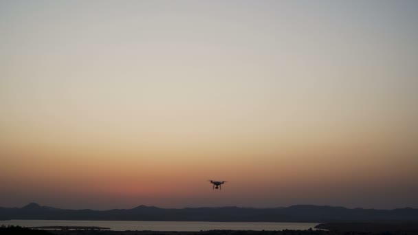 Drone negro no tripulado flotando y aterrizando por la noche — Vídeos de Stock