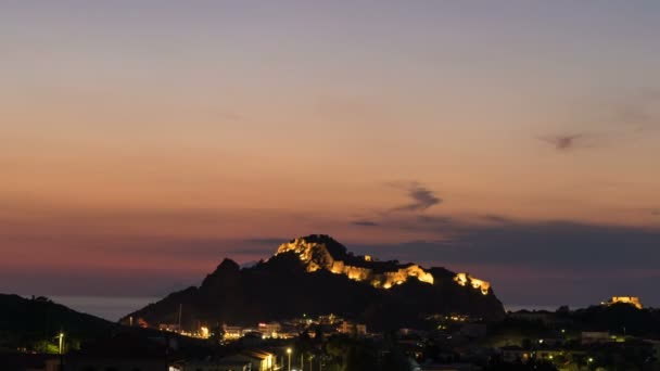 在希腊米里纳风景秀丽的城市灯光的时移。米丽娜城堡上方美丽的夜空 — 图库视频影像