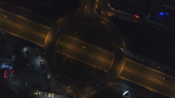 Rotunda estrada com tráfego noturno na cidade à noite. Noite, Vista superior de Sofia, Bulgária — Vídeo de Stock