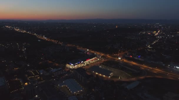 Légi-drone kilátás az éjszakai élet Szófia, Bulgária. Közlekedési lámpák az éjszaka folyamán a festői ég — Stock videók