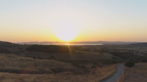 Drone vista del paisaje rural y carretera asfaltada con majestuoso amanecer — Vídeos de Stock