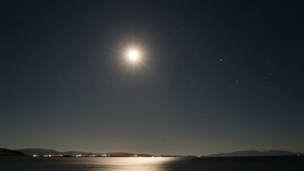 Moonlight caminho com lua tola acima da superfície do mar calma — Vídeo de Stock