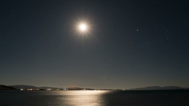 Timelapse van volle maan reflecterend uit zeewater en het creëren van het maan pad in Lemnos, Griekenland — Stockvideo