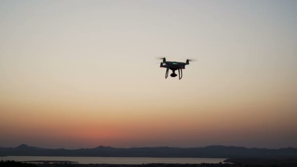 Quadricóptero de drones paira sobre a costa do mar e filmagens — Vídeo de Stock