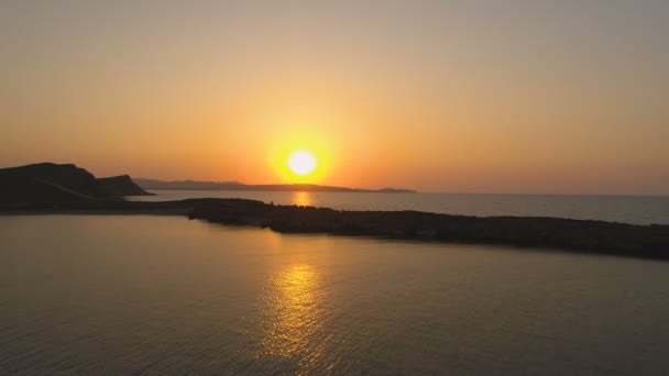 Złote fale morskie spokojnie porusza się z pięknym zachodem słońca nad morzem — Wideo stockowe