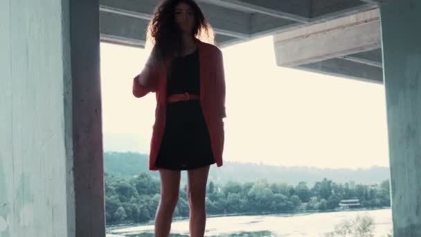 Vrouw in rode jas wandelingen zenuwachtig tijdens het wachten voor iemand — Stockvideo