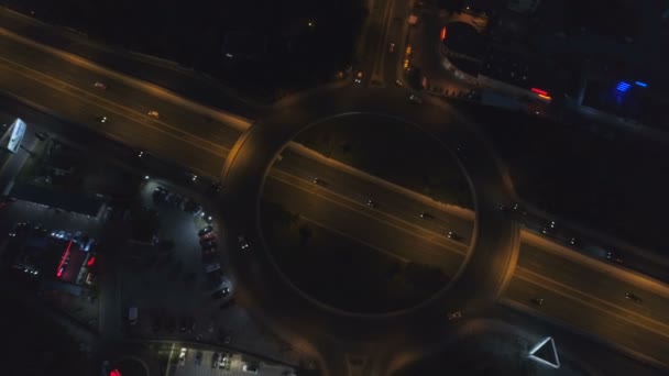 夜の街の車のライトを持つラウンドアバウト道路。ソフィア、ブルガリアのドローントップビュー — ストック動画