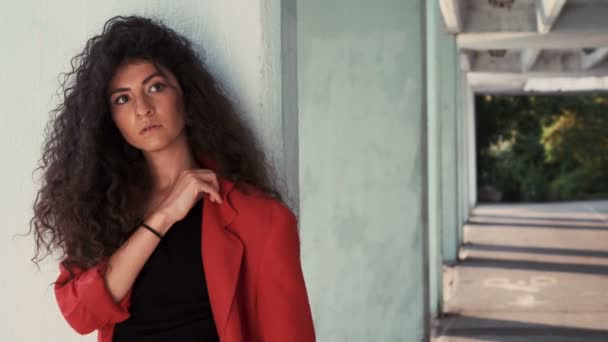 Modefrau fixiert ihre rote Jacke — Stockvideo