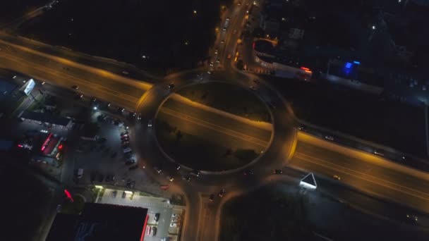 Estrada rotunda de tráfego vista superior aérea na cidade à noite — Vídeo de Stock