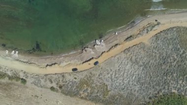 Lemnos, Yunanistan sahil şeridi boyunca sürüş iki araba üst görünümü