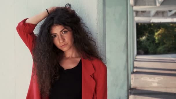 Moda modella posa con mano su lunghi capelli castani ricci — Video Stock