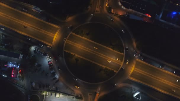 Semáforos desde arriba. Tráfico nocturno en la rotonda de Sofía, Bulgaria — Vídeo de stock