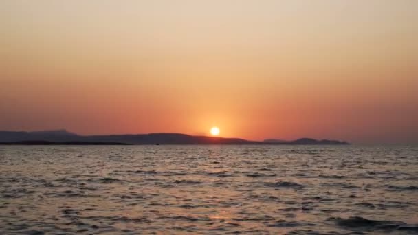 Altın sakin dalgalar arka planda büyülü kırmızı günbatımı ile hareket — Stok video
