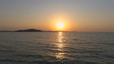 Gün batımı veya gündoğumu, turuncu güneşe uçan drone görünümü açık güzel, doğal Deniz Dalgaları