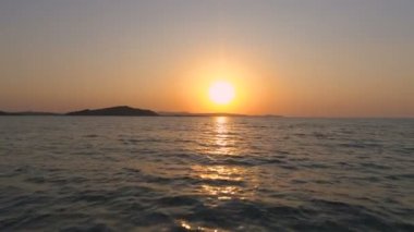 Denizden gün doğumu doğal manzara. Deniz ufkunun üzerinde güneş geliyor