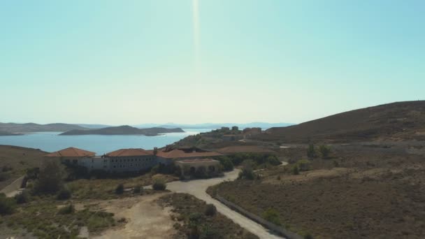 Drone volando sobre casas abandonadas techos y complejos hoteleros en la ciudad fantasma costera en Grecia . — Vídeo de stock