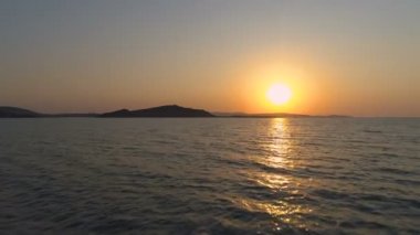 Çarpıcı Deniz Gün batımı, Deniz Su Horizon Su Üzerinde Parlak Turuncu Günbatımı