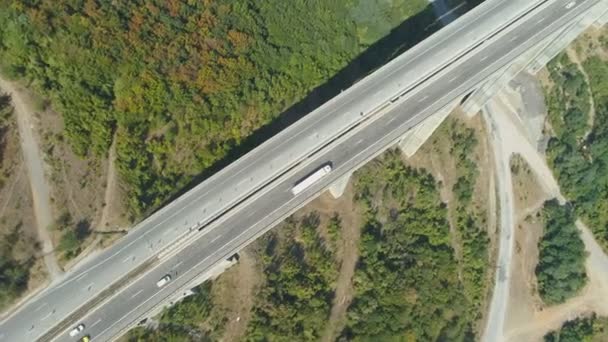 Viaduto rodovia com carros de condução rápida e caminhões na Bulgária, vista superior — Vídeo de Stock