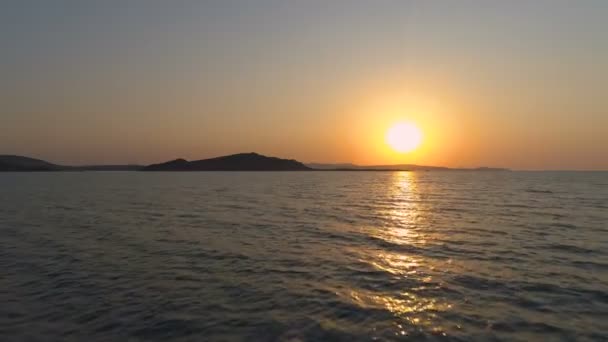 Superbe coucher de soleil sur la mer, coucher de soleil orange vif sur l'eau de mer Horizon Eau — Video