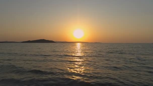 Paysage scénique des rayons du soleil reflets sur l'eau — Video