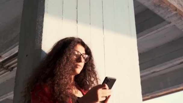 Menina atraente tirar uma selfie com smartphone ao ar livre — Vídeo de Stock