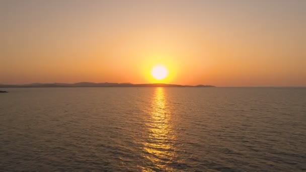 Вид на повітряний дрон дивовижний захід сонця з великим помаранчевим сонцем над морським горизонтом — стокове відео