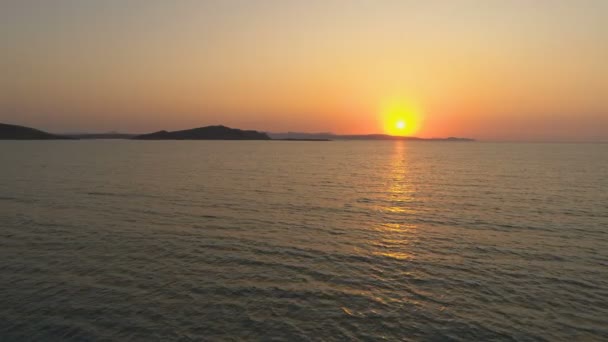 Yunanistan'da destansı gün batımında altın dalgalar ve berrak sular — Stok video