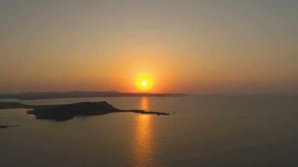 Поздний вечерний закат на берегу моря, синие волны текут — стоковое видео
