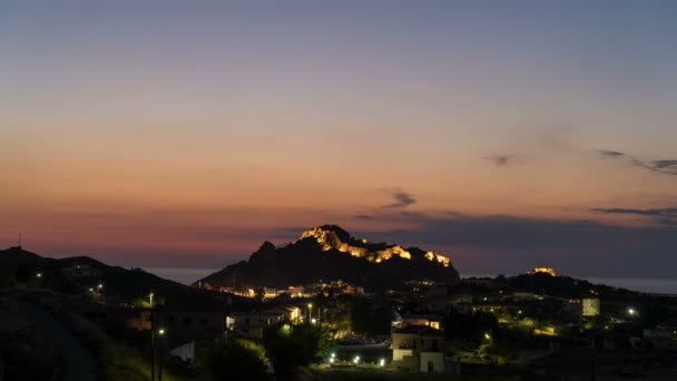 ギリシャのミリーナでの夕暮れ。都市の上空の夜景の時間経過 — ストック動画