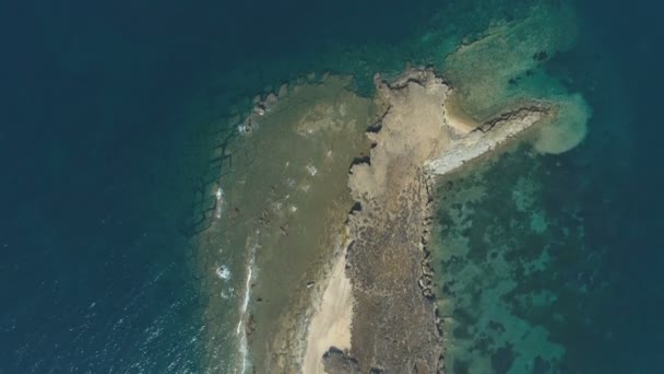 Průzračné mořské vody a skalnaté pobřeží Lemnos, Řecko. Drone, pohled shora — Stock video