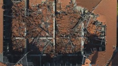 Lemnos hayalet kasabasında terk edilmiş otelde Kırık otel çatısı, Yunanistan