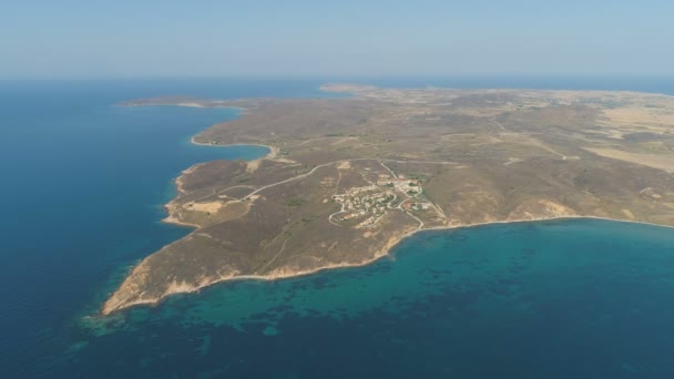 Vista aérea de drones de agua de mar turquesa y ciudad fantasma en la costa del mar — Vídeo de stock