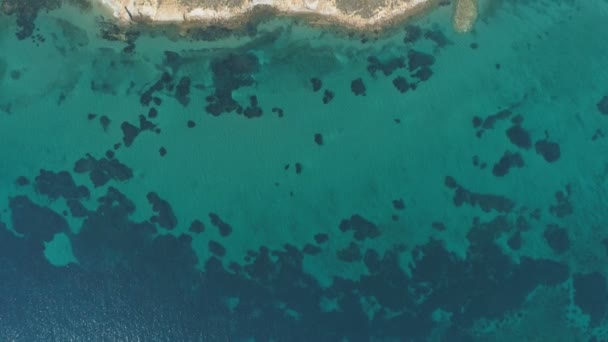 Topputsikt klippiga kusten med klart hav i Lemnos, Grekland — Stockvideo